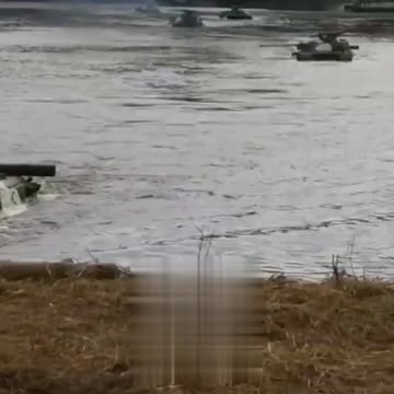 Ruská obrněná vozidla překonávají řeku Severní Doněc