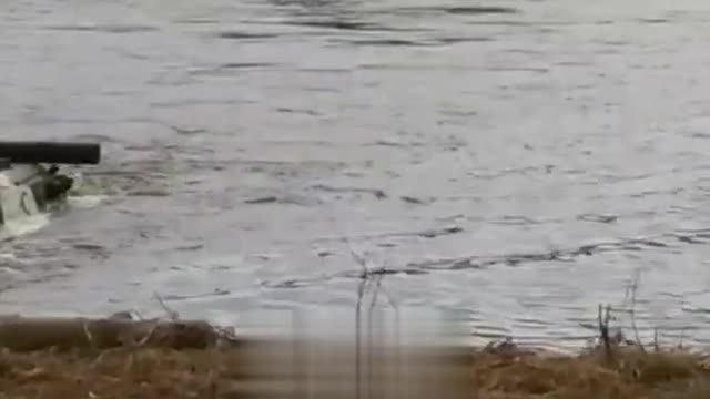 Ruská obrněná vozidla překonávají řeku Severní Doněc