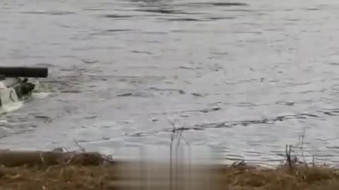 Ruská obrněná vozidla překonávají řeku Severní Doněc