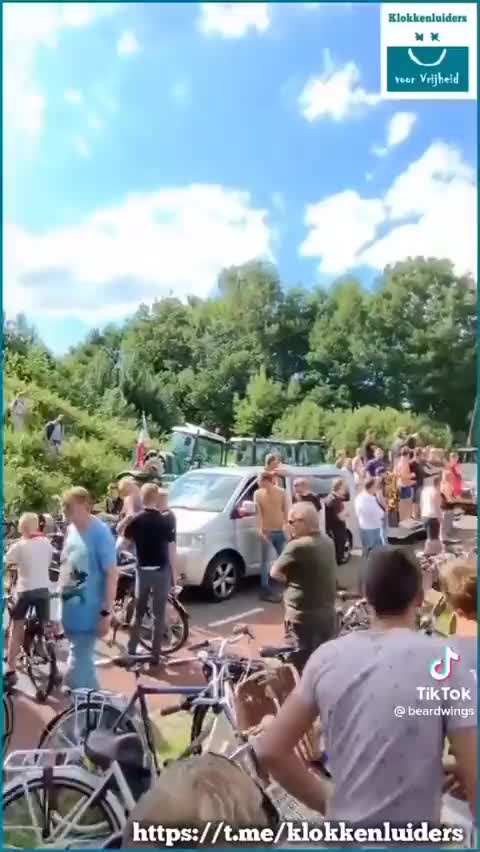 Netherlands: Dutch farmers spray manure outside gov offices