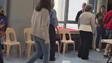 Bienvenu en Macronie Ça magouille grave dans les bureaux de vote🤬🤬🤬