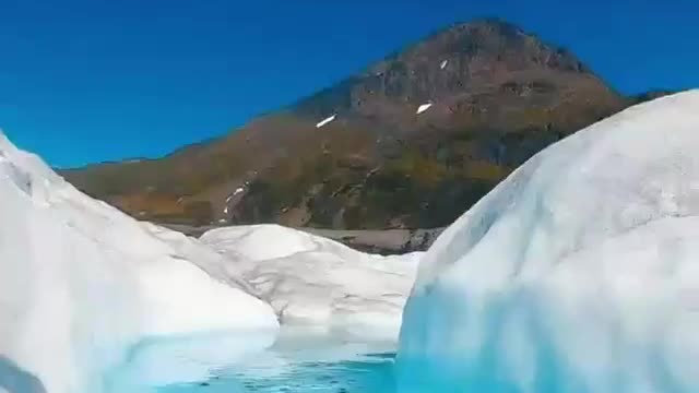 Crystal clear water in Alaska. Кристально чистая вода Аляски.