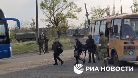 Osvobození civilisté z Azovstalu odjíždějí za asistence ruské armády do bezpečí