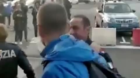 No Green pass, Genoa Policemen sympathize with the demonstrators and bring them some food