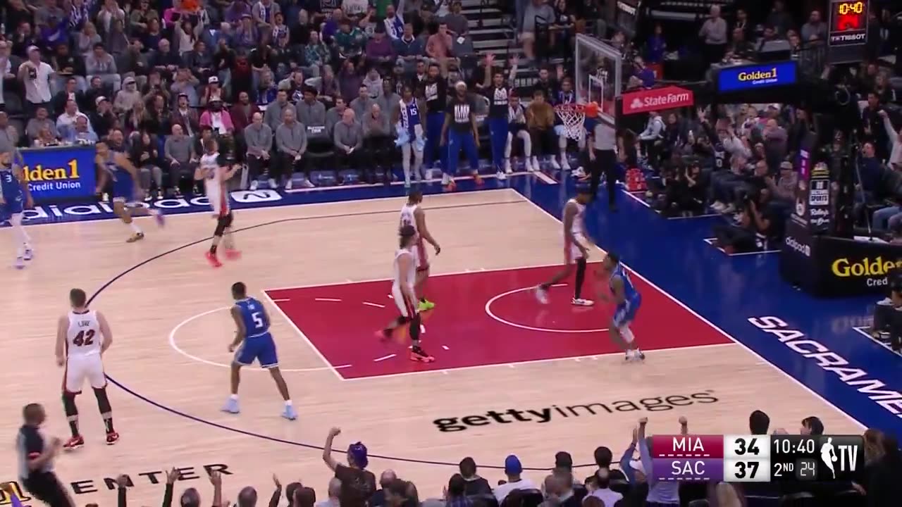 NBA - Fox finds Monk from a distance for the alley-oop 🤯 SAC-MIA