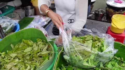 Most Famous Place for Spring Rolls, Yellow Pancake, Noodles & Fried Wonton - Cambodian Street Food