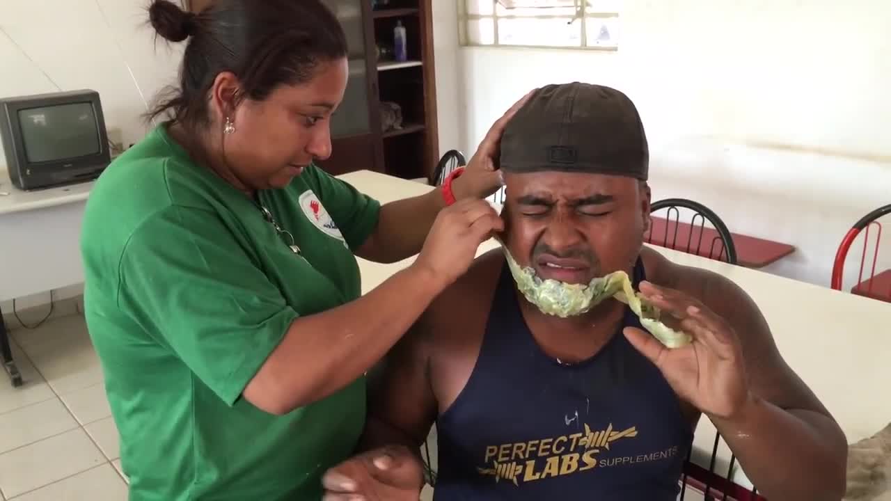 Tirando a barba com cera quente