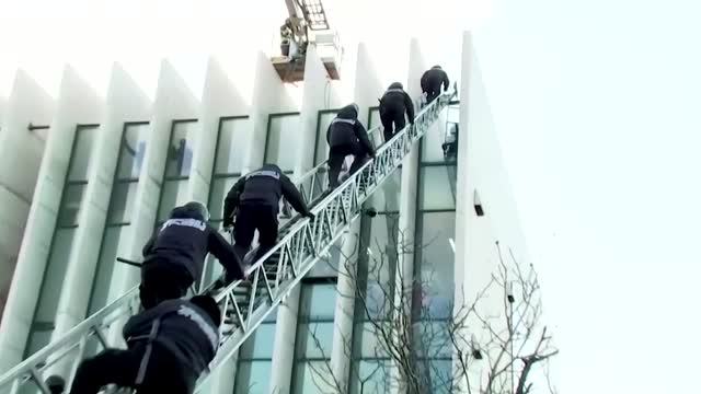 Georgian police storm opposition party, arrest leader