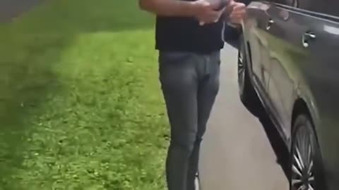 Zaměstnanci ukrajinských vojenských správ jezdí v drahých autech a obyvatelé jsou naháněni na frontu