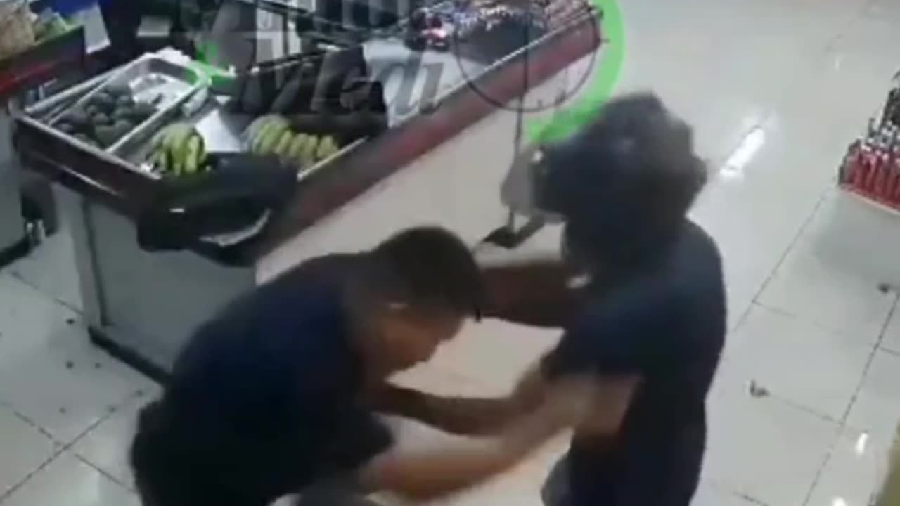 Robber gets beat up by entire store staff