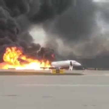 Un avión con pasajeros se incendia al aterrizar en un aeropuerto de Moscú
