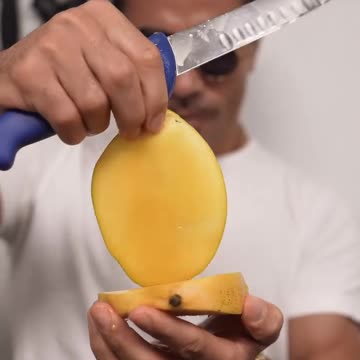 cutting a Mango Nusr_et Saltbae style