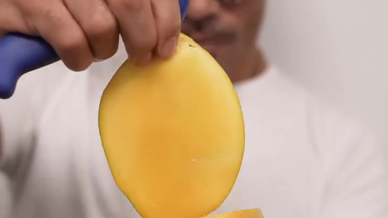 cutting a Mango Nusr_et Saltbae style