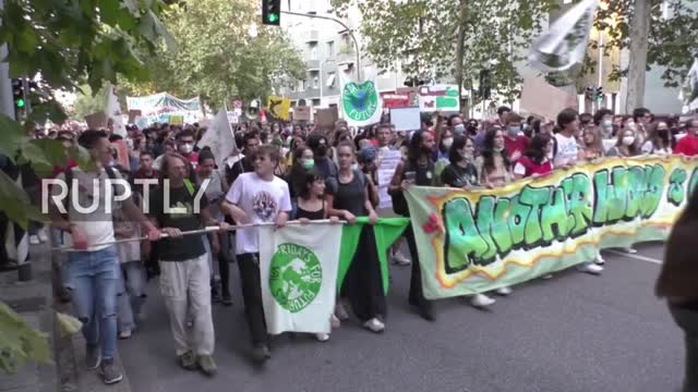 Italy: Hundreds of climate activists march through Milan for Youth4Climate summit - 02.10.2021