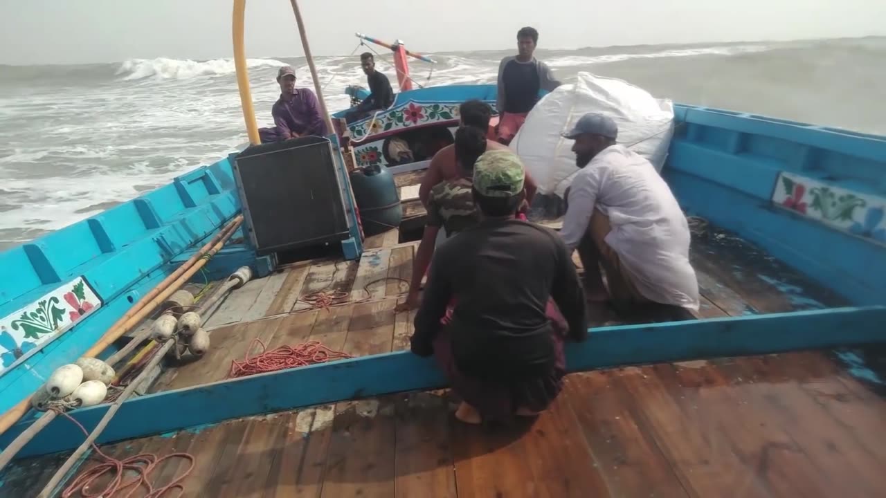 😮Fishermen in Dangerous Waves