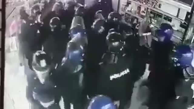 Cops looting shop 🤬