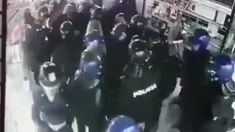 Cops looting shop 🤬