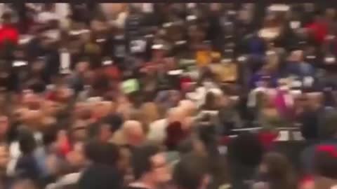 😆😆 Obama can’t control the crowd once they start chanting!! 😆😆