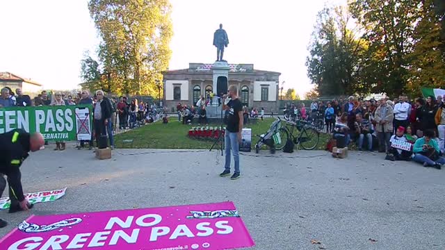 2021-10-23/04 - 14° evento, Caffè delle Mura, Lucca. Intervento di Massimiliano