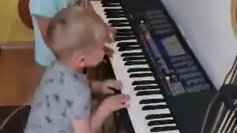 Little pianist cute version😍