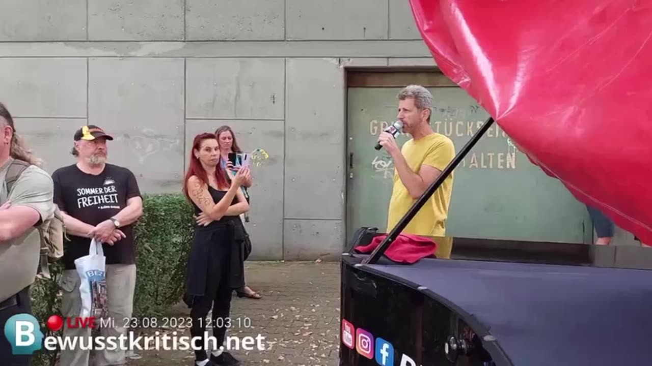 DER FLÜGEL DES FRIEDENS UND DER FREIHEIT VON ARNE SCHMITT ...