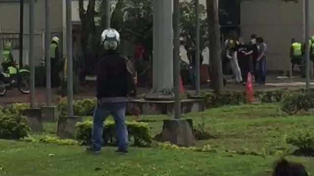 Video registró momento en el que hieren a un asaltante que tenía rehenes en Cali