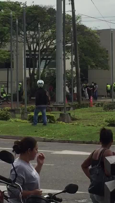Video registró momento en el que hieren a un asaltante que tenía rehenes en Cali