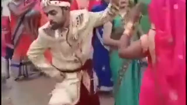 Funny Video🤣🤣👌 | The groom danced in front of the girl in the middle of the street