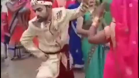 Funny Video🤣🤣👌 | The groom danced in front of the girl in the middle of the street