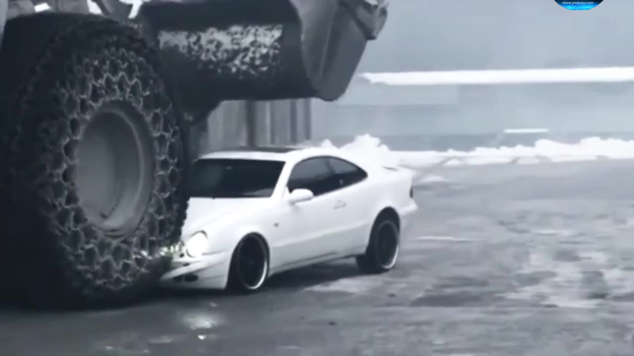 The car got submerged in water amazing video full watch