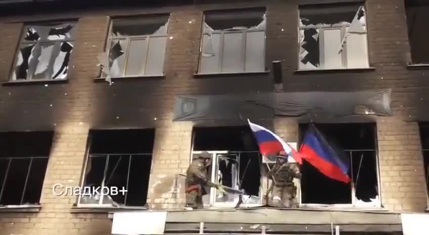 Mariupol: Bandiera russa e bandiera della DPR sventolano sul quartier generale nazista di Azov.