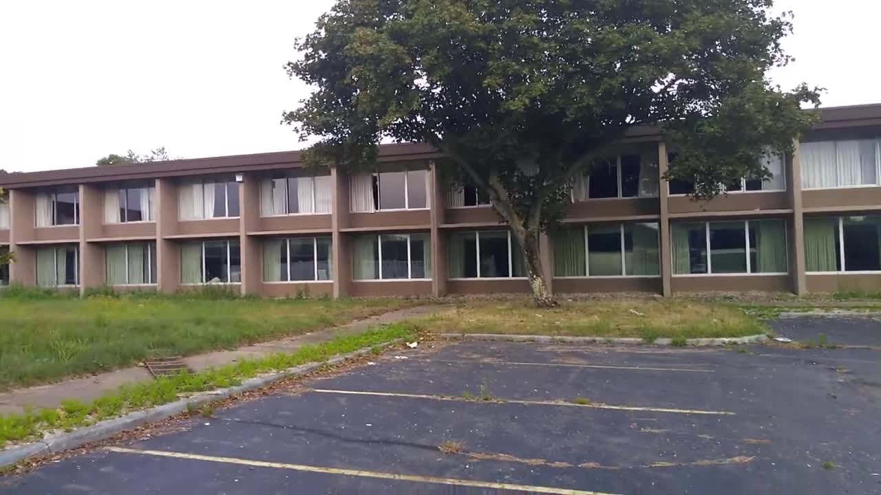 Exploring Abandoned Quality Inn Hotel Akron Ohio September 2019