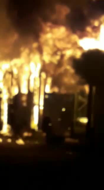 Cinco buses de Metrolínea, que se encontraban en el parqueadero-taller, se quemaron