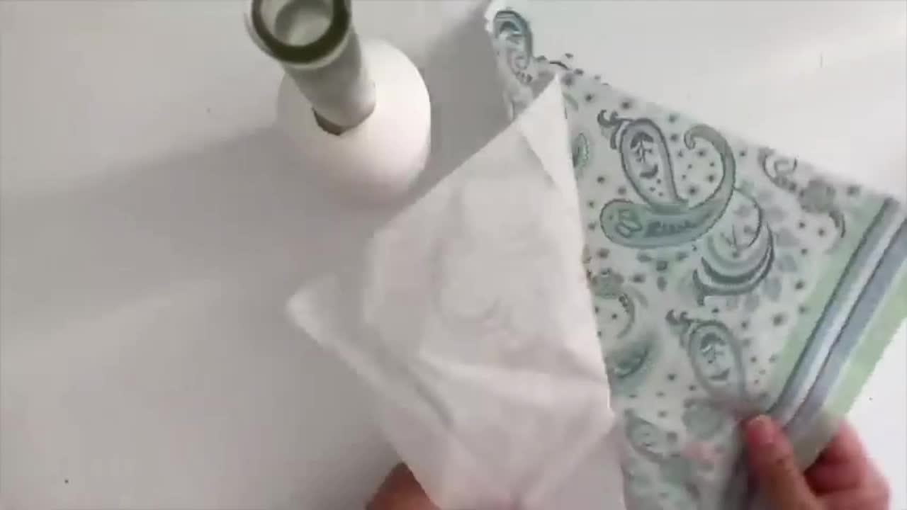 Use a bottle to make a DIY decoration