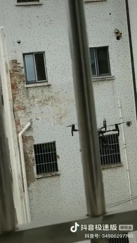 Stay in your room! ΑΥΤΑ ΓΙΝΟΝΤΑΙ ΣΤΗΝ ΚΙΝΑ.