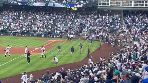 Seattle Crowd Erupts in BOOS for Fauci