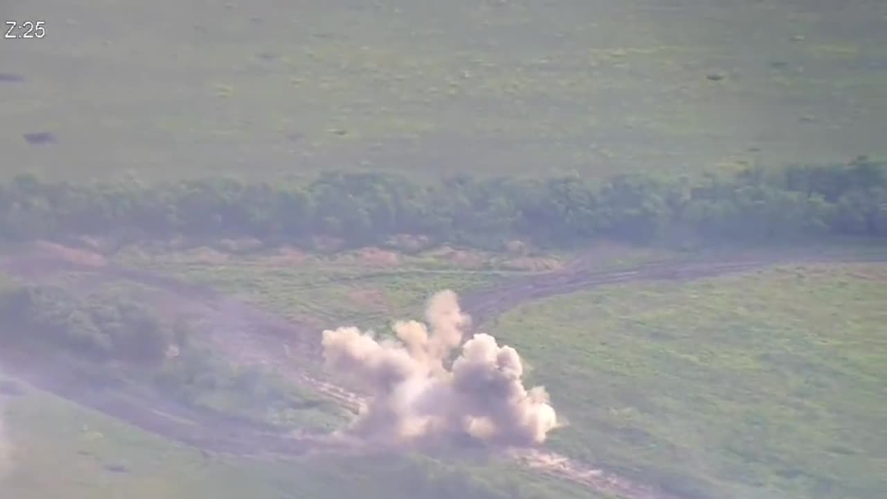 Ukrainian Leopard 2 Tanks Firing on Russians