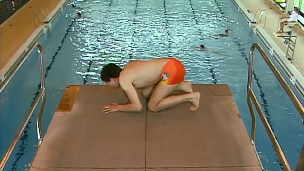 VERY FUNN MR BEAN SWIMMING VIDEO.