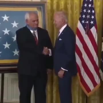 PRESIDENTE JOE BIDEN COLOCA MEDALHA ERRADO
