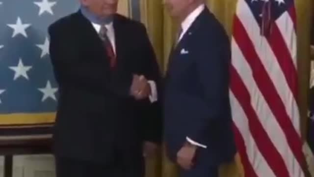 PRESIDENTE JOE BIDEN COLOCA MEDALHA ERRADO