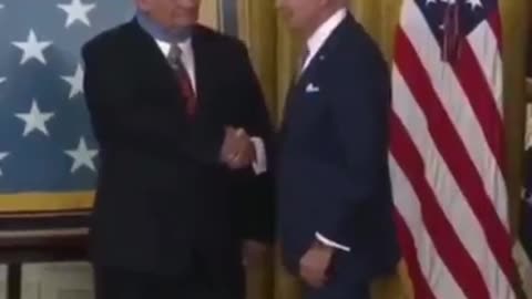 PRESIDENTE JOE BIDEN COLOCA MEDALHA ERRADO