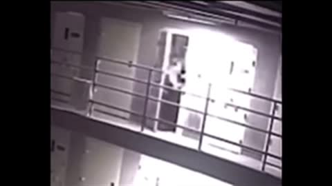 Guy beats up Guard in prison