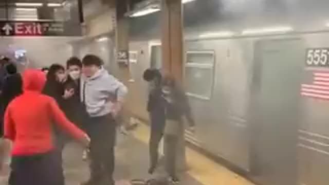 NEW YORK - The First Minutes of the New York Subway Attack