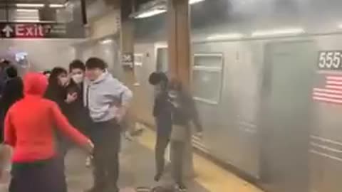 NEW YORK - The First Minutes of the New York Subway Attack