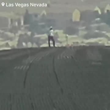 Hombre sube la Gran esfera en Las Vegas