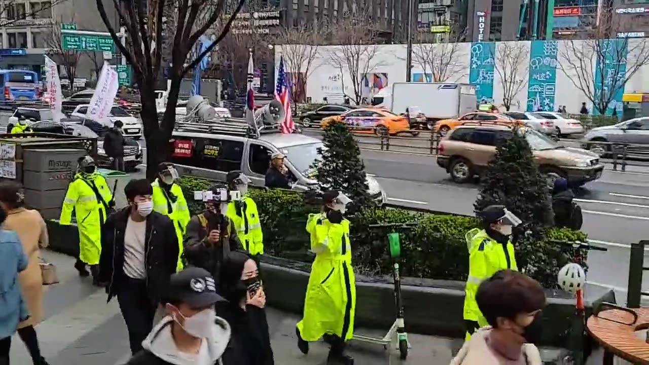 20210325_V3_S02(n6AlSbXG56c)노란 옷 입고 행진_ 실제 행진 인원보다 노란색이 많다_ 강남역에서