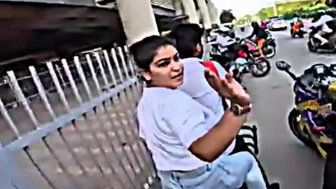 🖕Crazy Girl Show Me Middle Finger 🥵 ||😤 #shorts # #bikeride #bike #chapri #youtubeshorts #motovlog