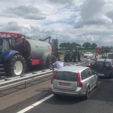 Dutch Farmers and Truckers Convoy Together and Set the Pace on Highway A28