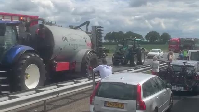 Dutch Farmers and Truckers Convoy Together and Set the Pace on Highway A28