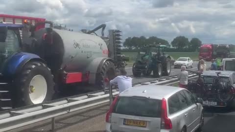 Dutch Farmers and Truckers Convoy Together and Set the Pace on Highway A28